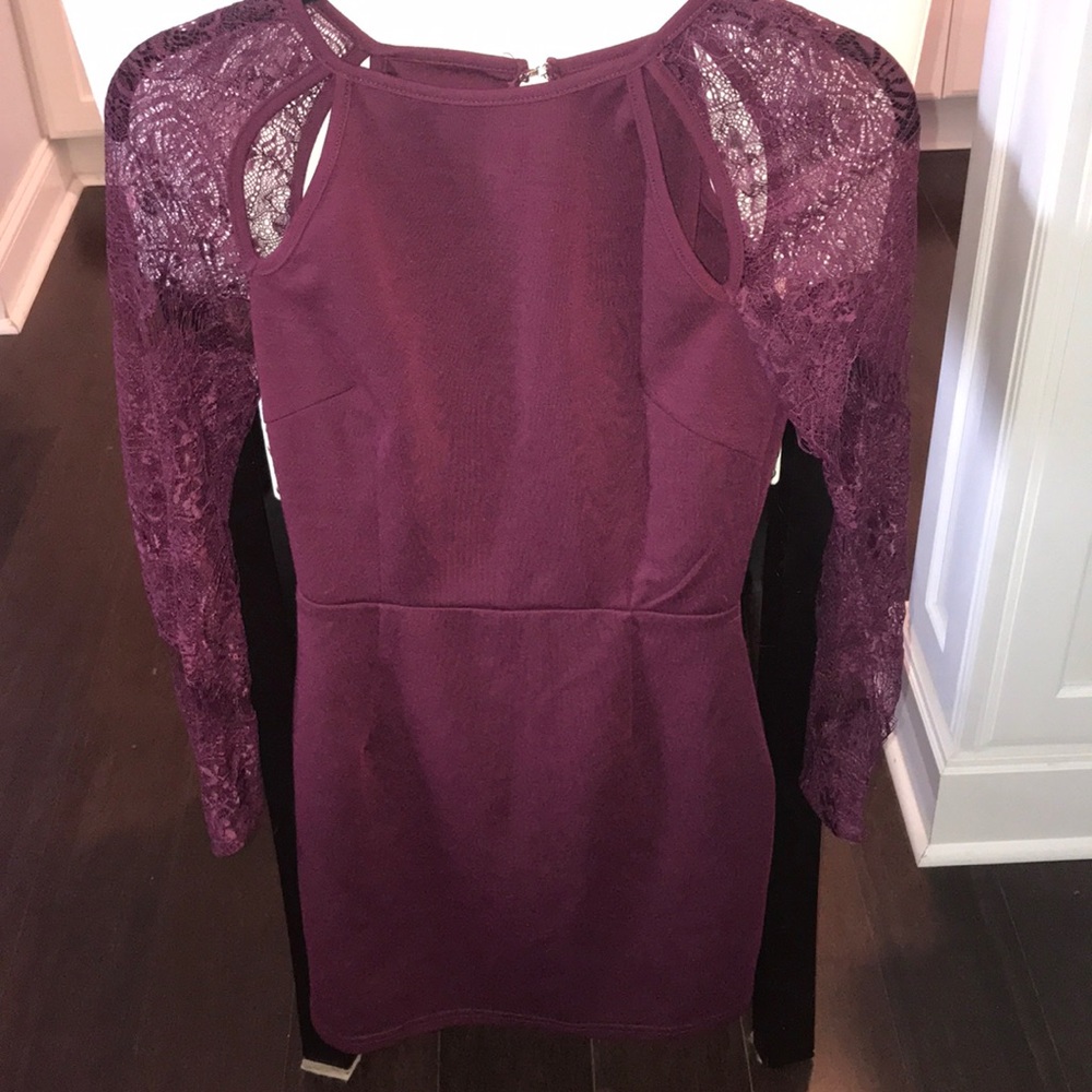 Lace sleeve open back dress